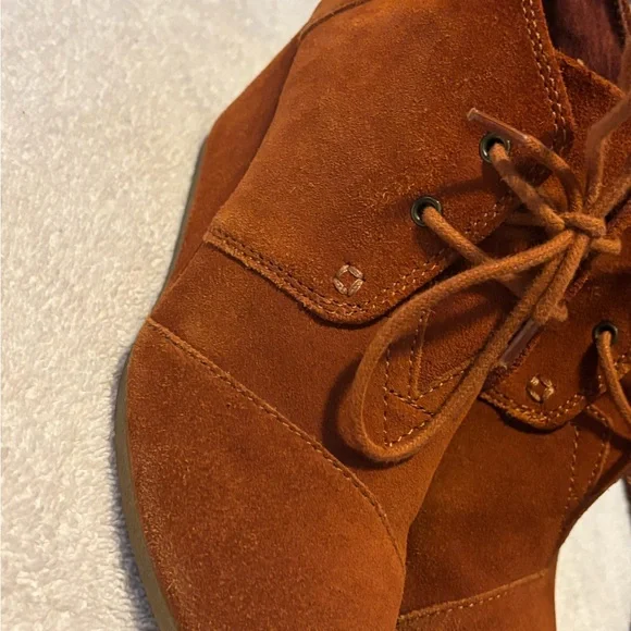 Brand New Wedges By TOMS - Size 6.5 - Wedge Height 2.5 Inches - box 15 - Picture 2 of 6